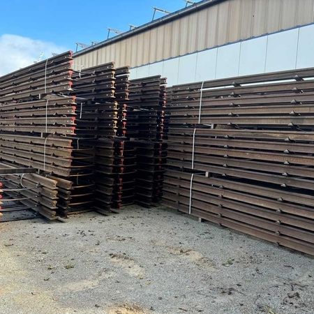 Tunnel track for a tunnel